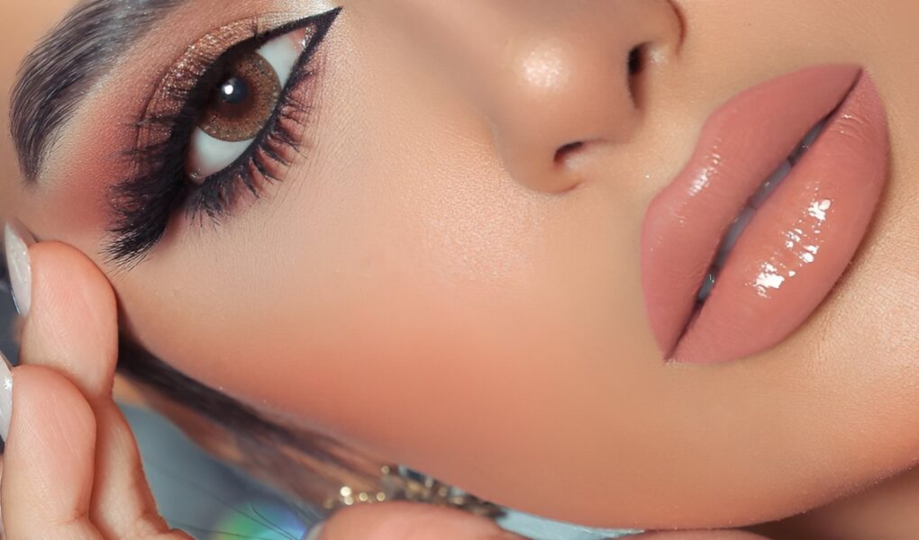 Lábios com gloss labial transparente