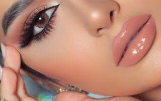 Lábios com gloss labial transparente