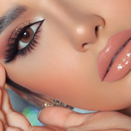 Lábios com gloss labial transparente