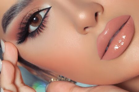 Lábios com gloss labial transparente