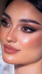 Exemplo de maquiagem clean com delineado gráfico 