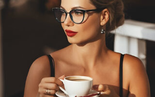 Mulher elegante e bonita