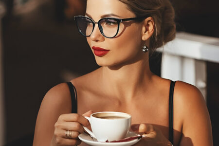 Mulher elegante e bonita