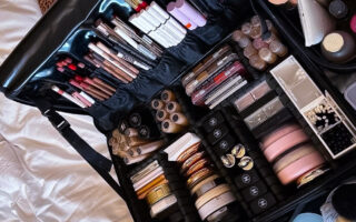 Produtos de maquiagem na necessaire