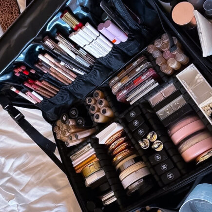 Produtos de maquiagem na necessaire