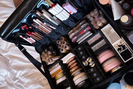 Produtos de maquiagem na necessaire