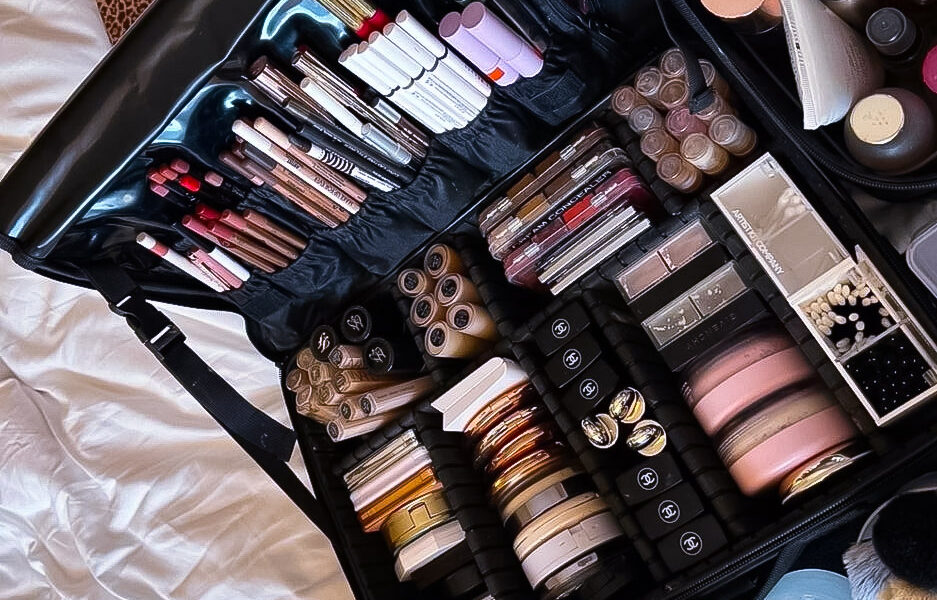 Produtos de maquiagem na necessaire